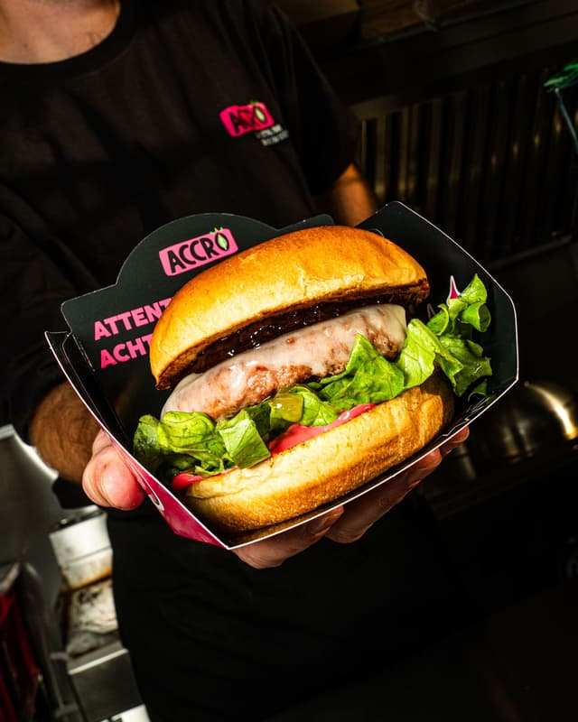Hausgemachter Burger, serviert vom Food Truck Accro
