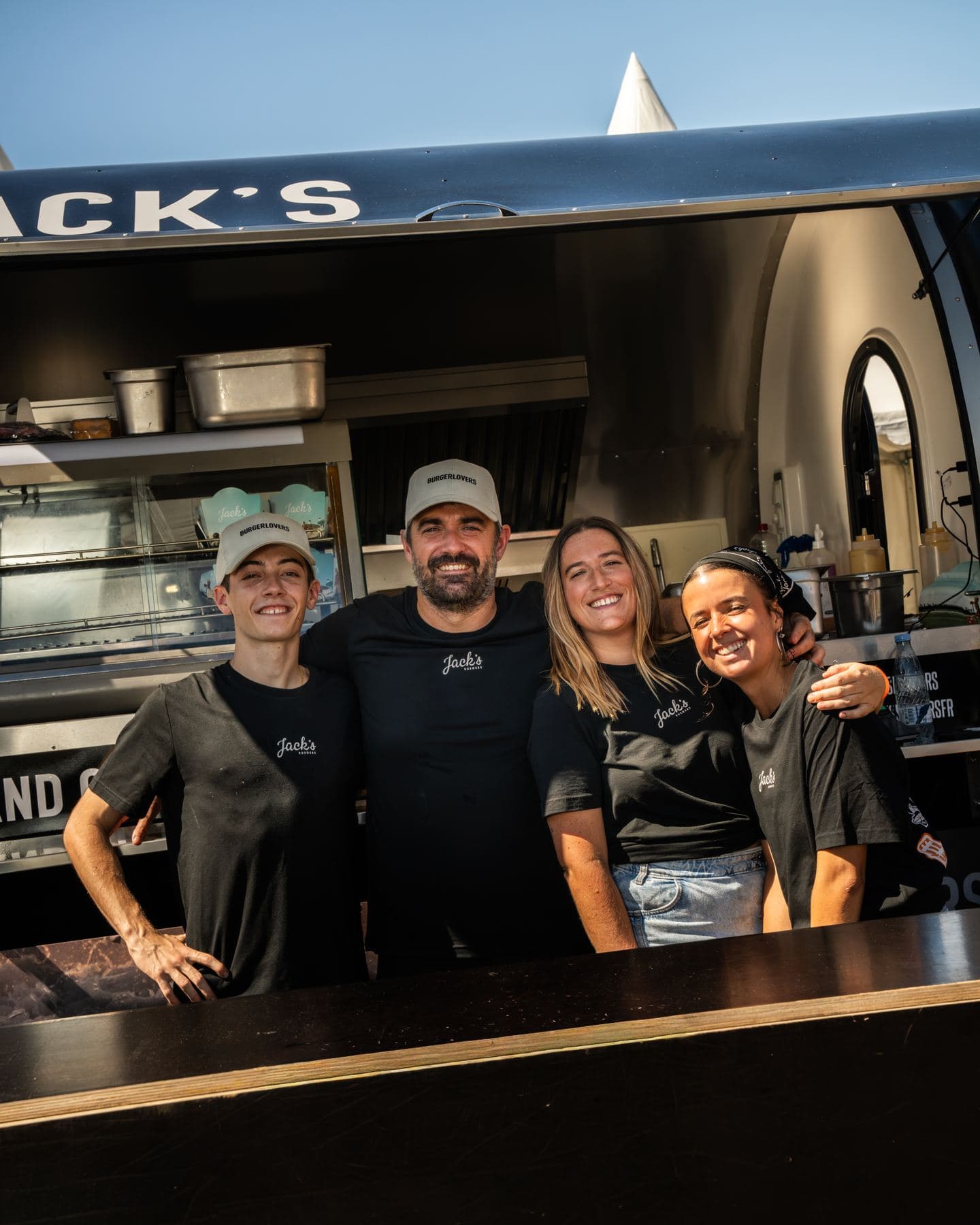 Das Team von Jack’s Burger in seinem Food-Truck-Anhänger