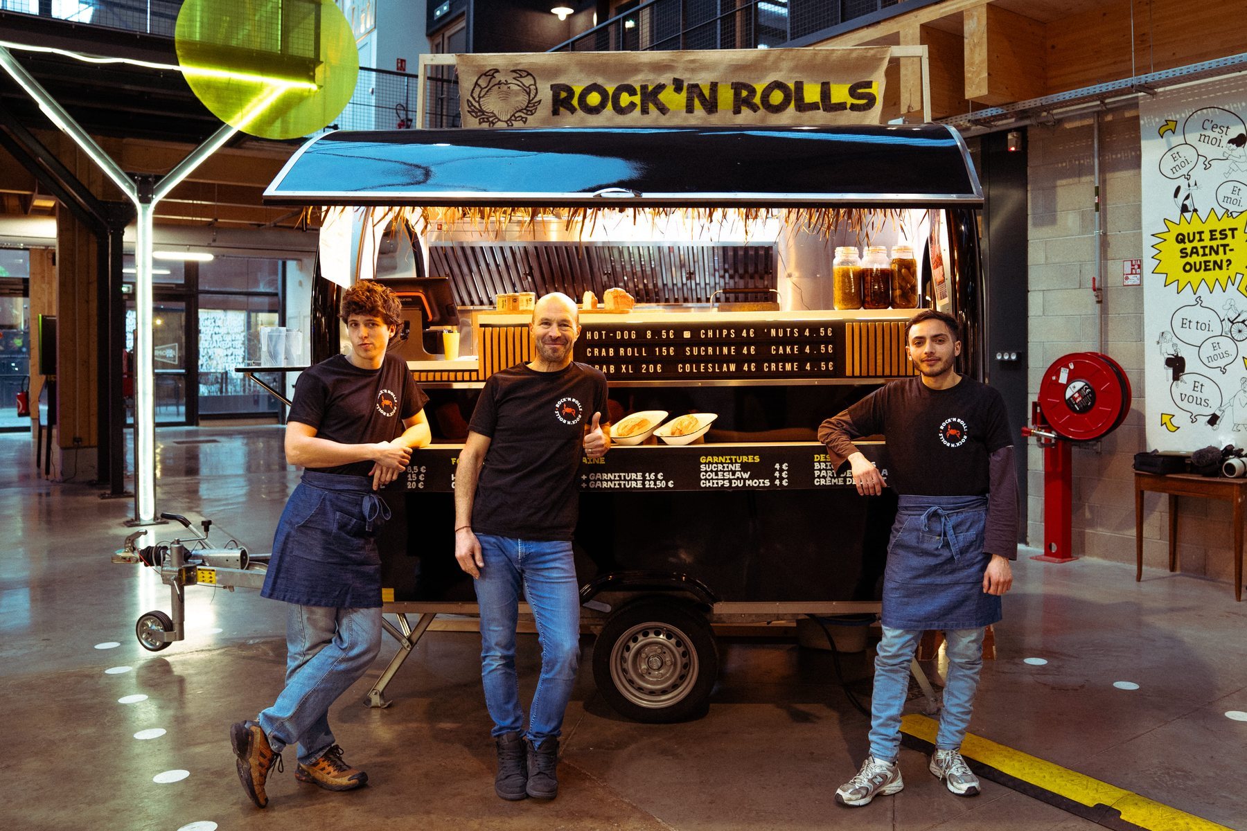 Food Truck eröffnen: das Team von Rock’n Rolls vor seinem Anhänger in einem Food Court