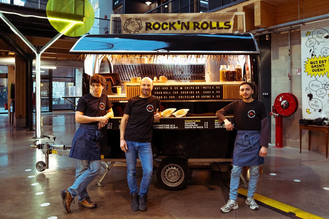 Food Truck eröffnen: das Team von Rock’n Rolls vor seinem Anhänger in einem Food Court