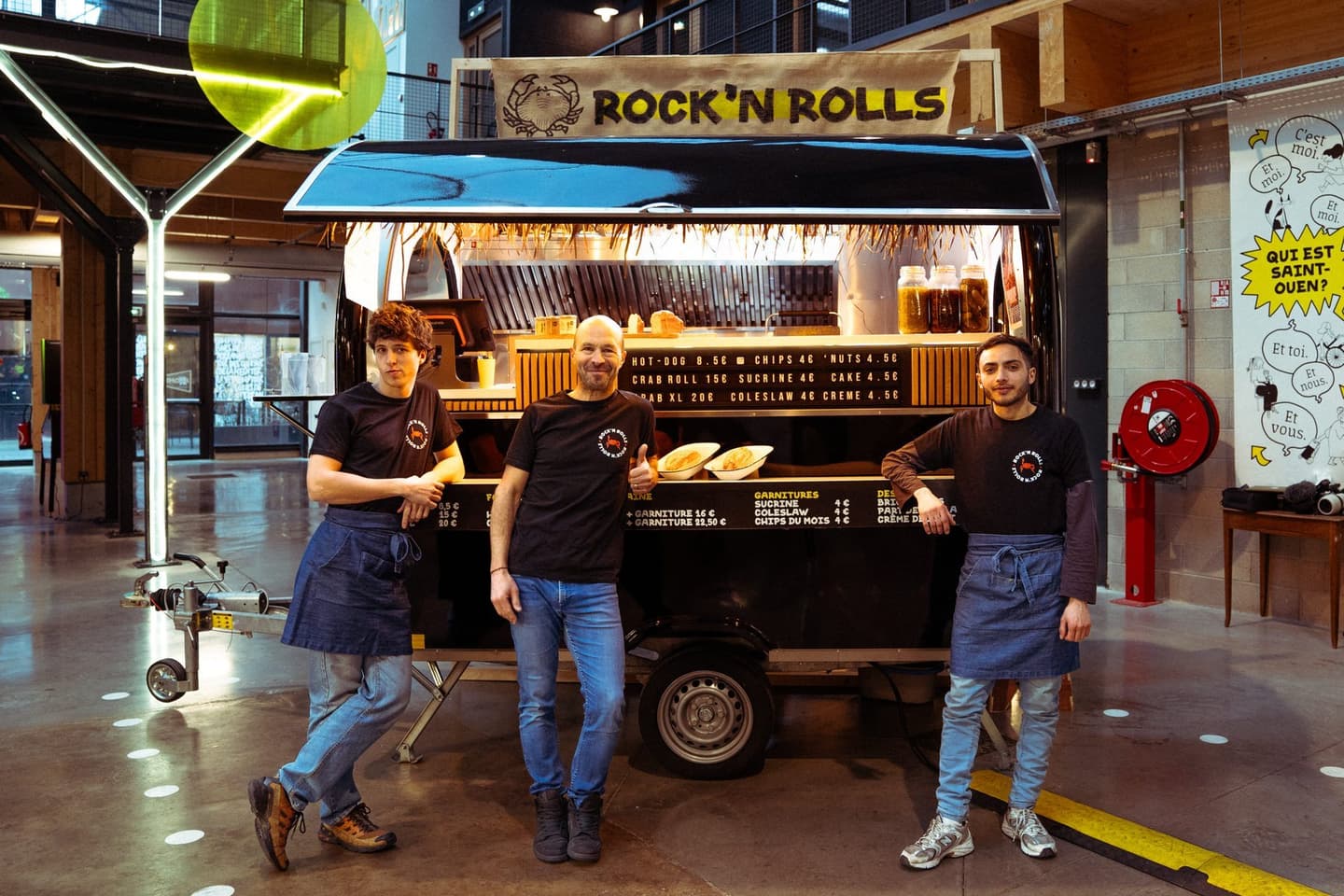 Food Truck eröffnen: das Team von Rock’n Rolls vor seinem Anhänger in einem Food Court