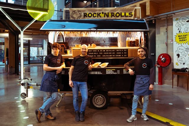 Food Truck eröffnen: das Team von Rock’n Rolls vor seinem Anhänger in einem Food Court
