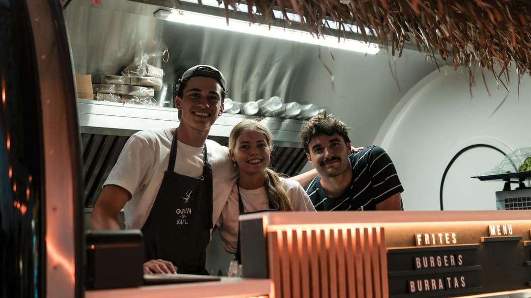 Ein Team bei der Arbeit in einem Food-Truck-Anhänger