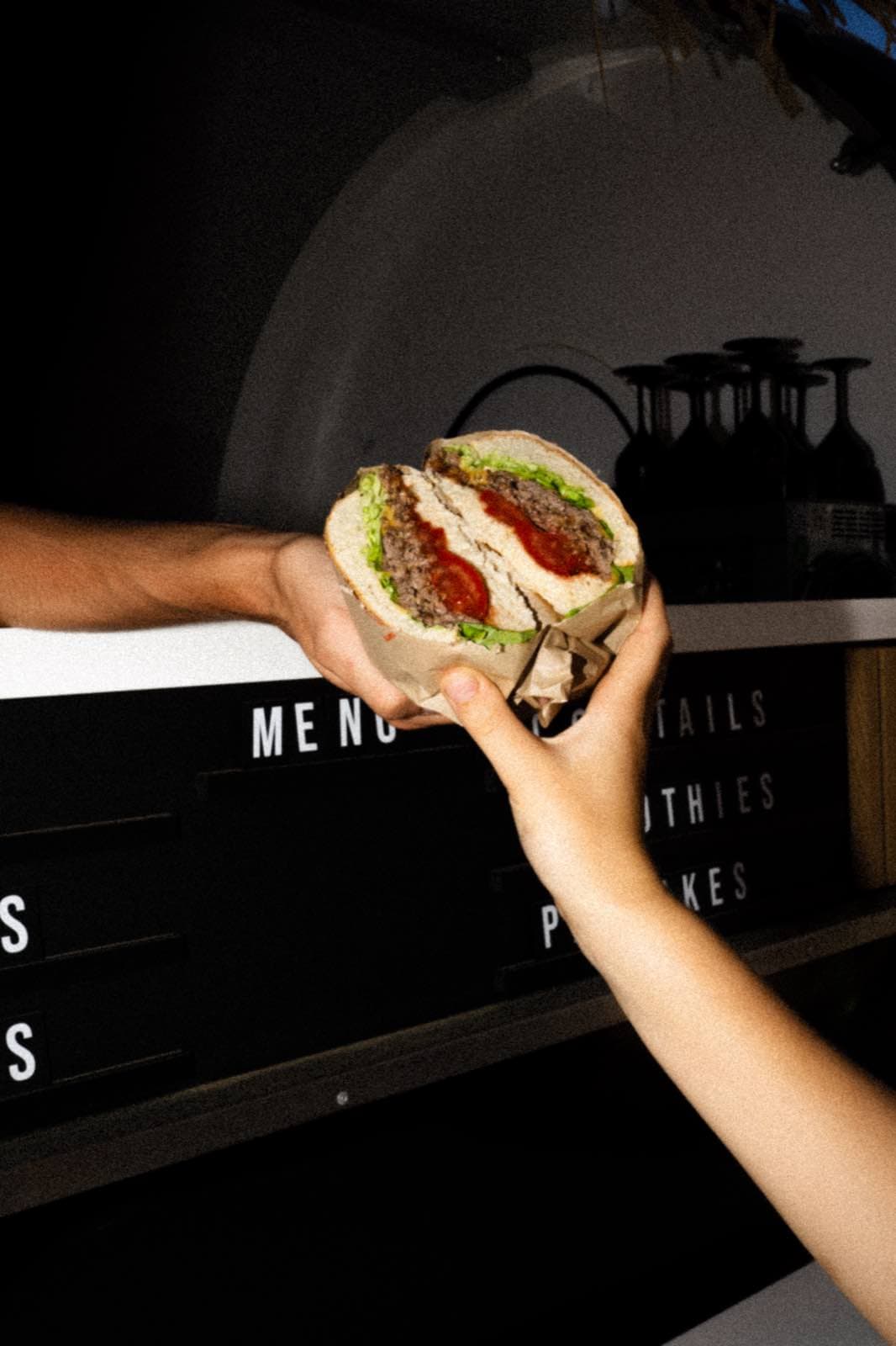 Burger, serviert vom Food Truck Twin Fin