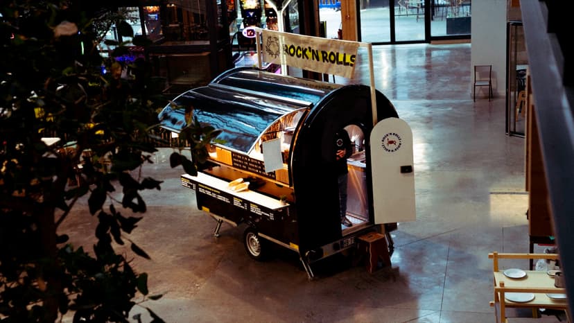 Der Food-Truck-Anhänger Chef+ BOLD von Rock’n Rolls in einem Food Court, von oben gesehen