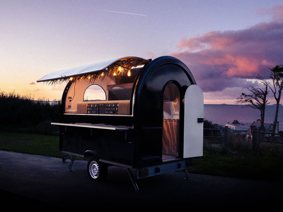 Food-Truck-Anhänger bei Sonnenuntergang