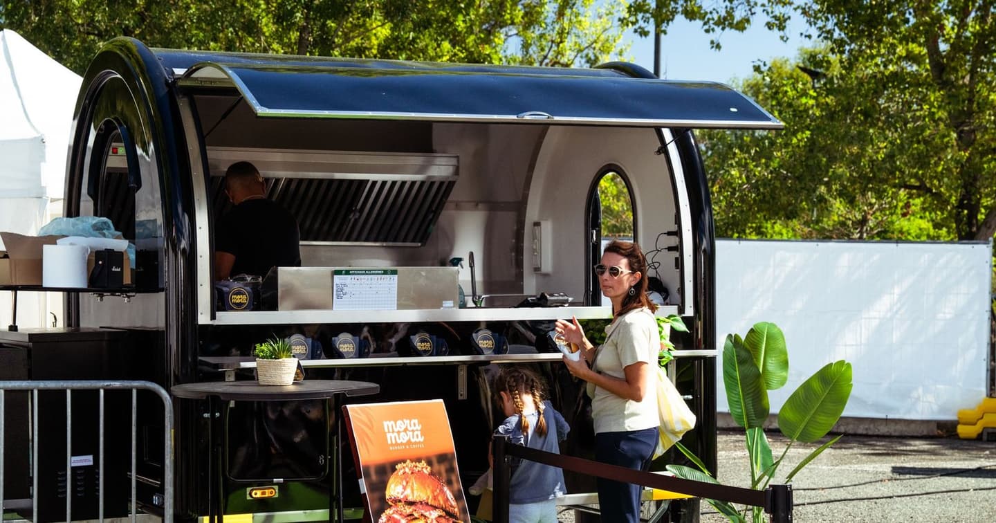 Food-Truck-Anhänger von Food Truck Store im vollen Betrieb