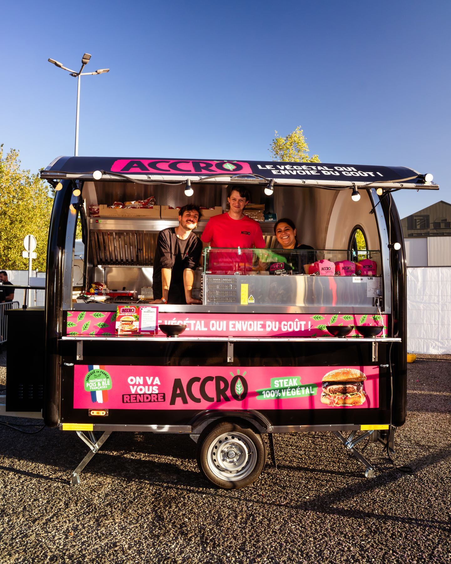 Burger-Imbissanhänger von Accro, aufgebaut und verkaufsbereit