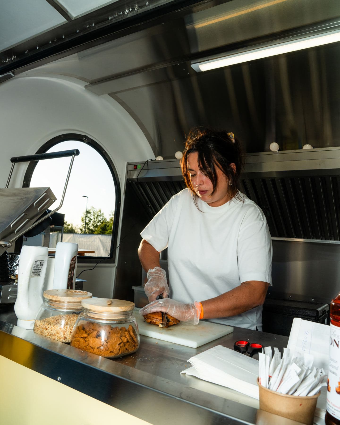 Schneidearbeit auf der Edelstahl-Arbeitsfläche eines Food-Truck-Anhängers