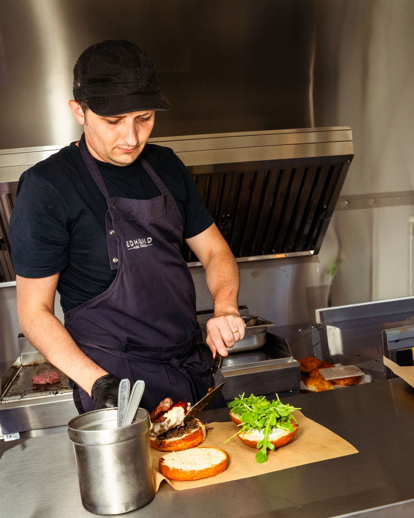 Plancha im Food Truck: Burger-Patties werden im Imbissanhänger gebraten