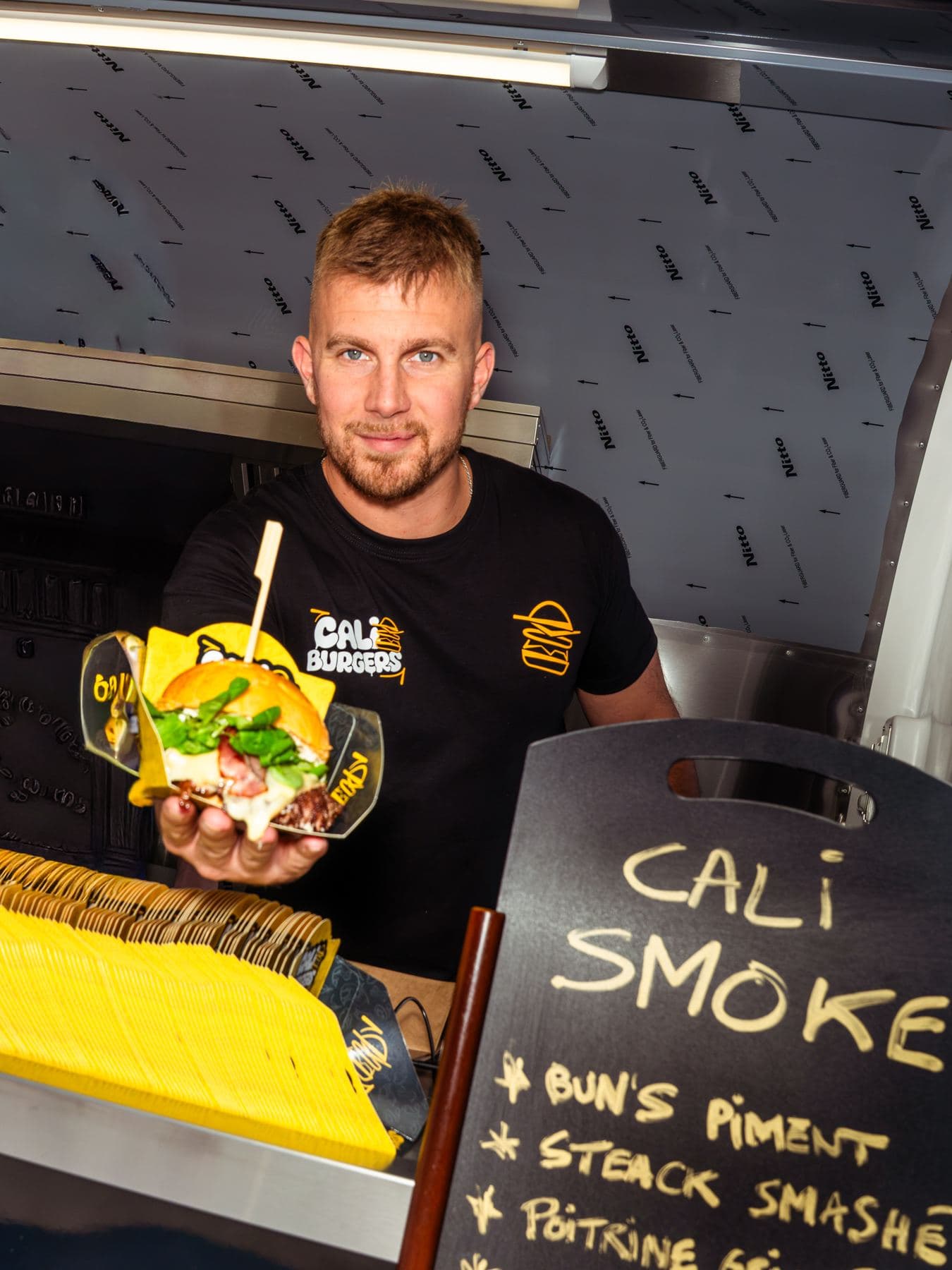 Burger aus dem Food Truck: der hausgemachte Burger von Cali Smoke