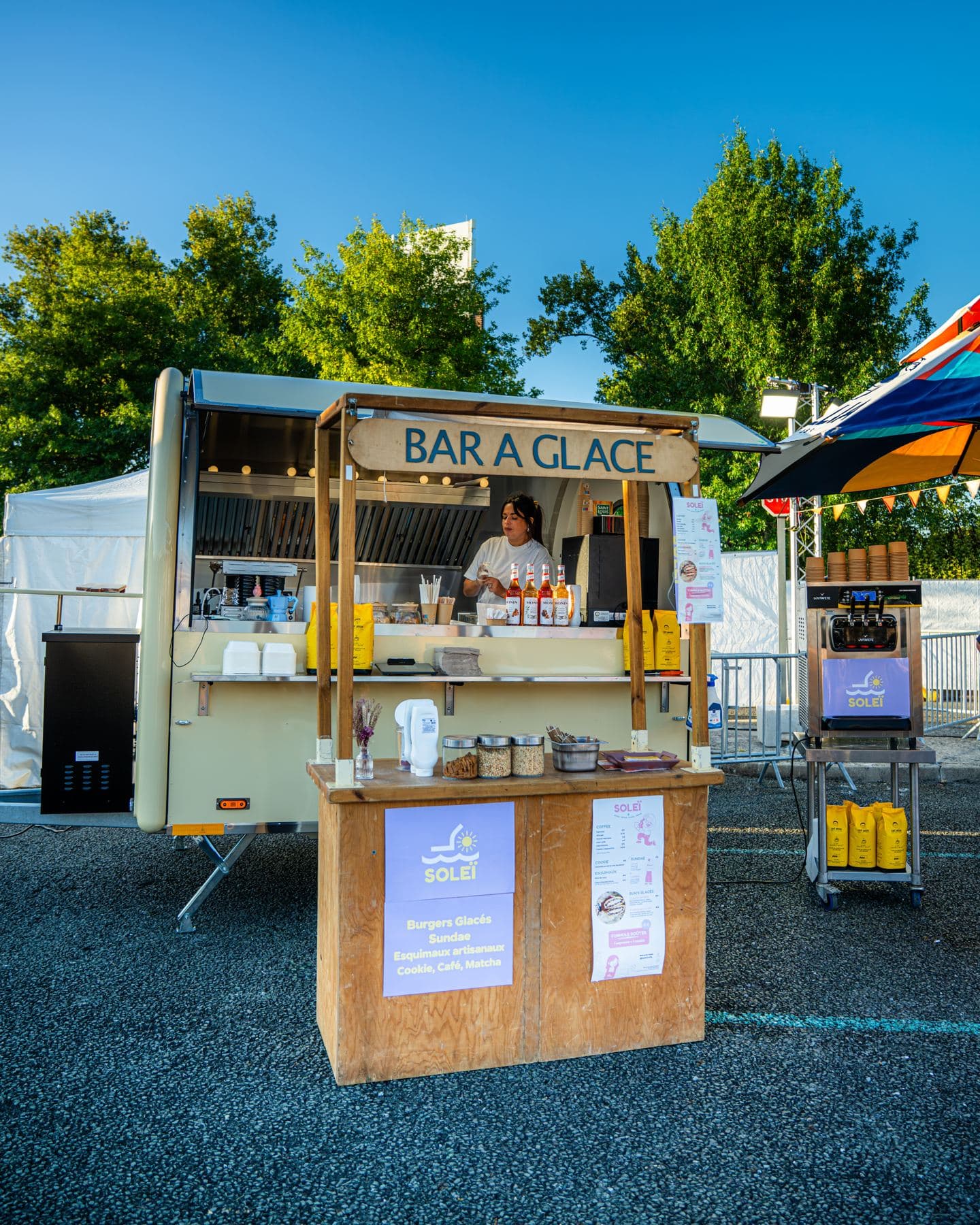 Eis-Food-Truck: beiger Eisanhänger Frost „Bar à glace“ im Einsatz