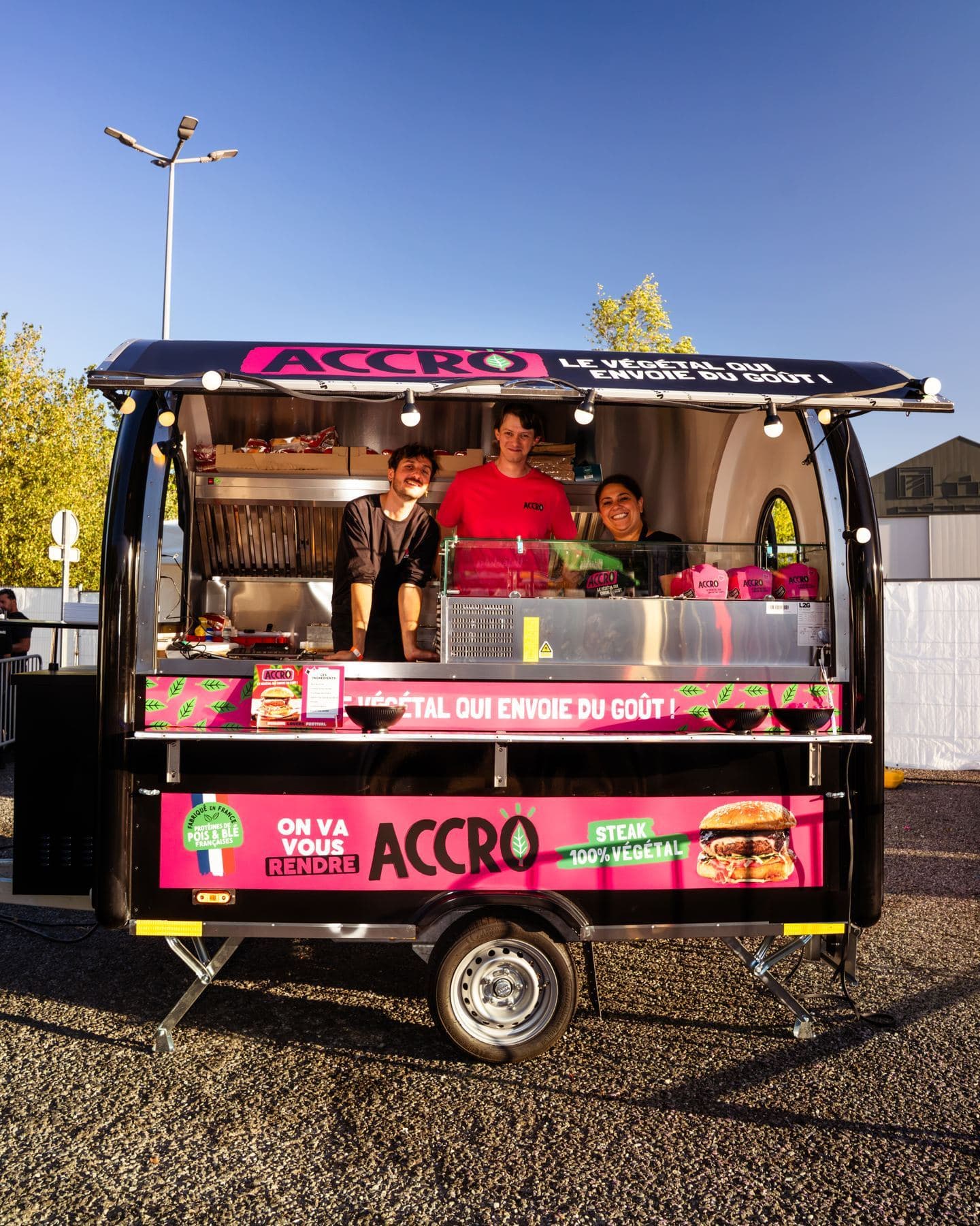 Burger-Imbissanhänger von Accro, aufgebaut und verkaufsbereit