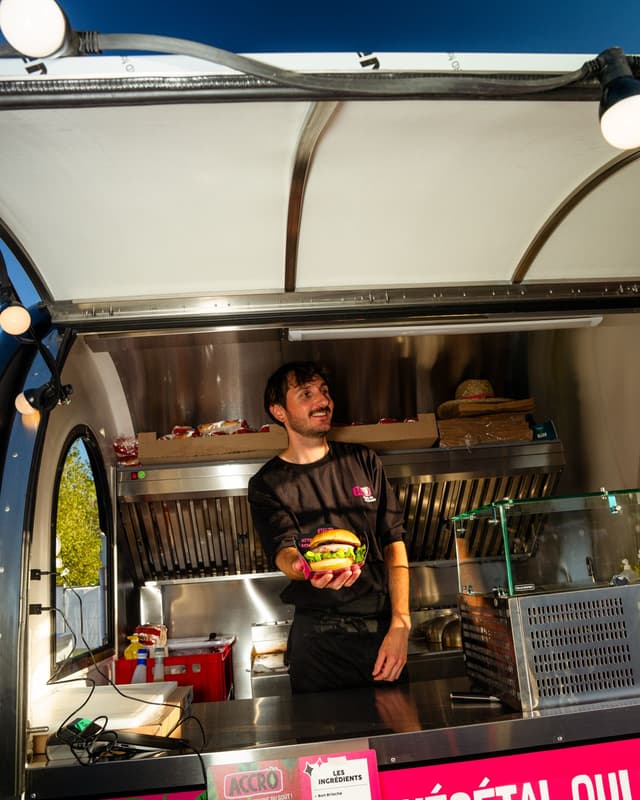 Verkauf am Tresen eines Food-Truck-Anhängers