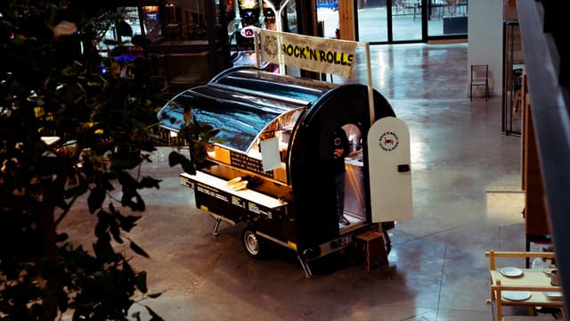 Der Food-Truck-Anhänger Chef+ BOLD von Rock’n Rolls in einem Food Court, von oben gesehen